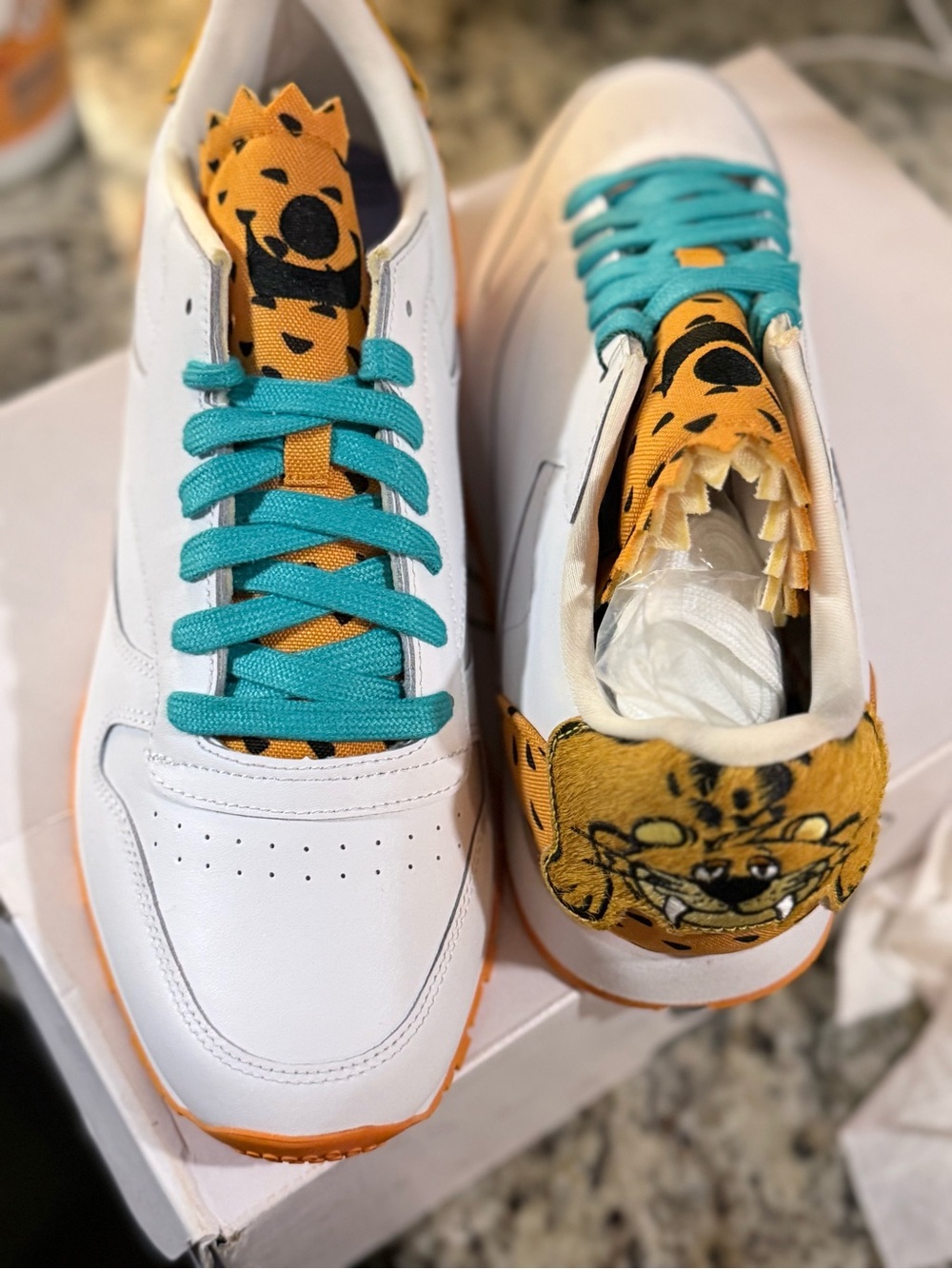 Flintstones Meet Jetsons x Reebok Classic - Picture 6 of 7